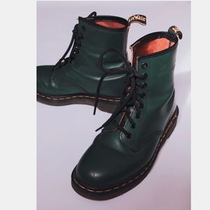 DR. MARTENS GREEN LACED UP BOOTS